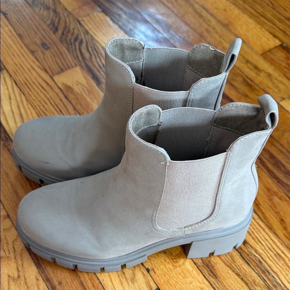 Tan Mia women’s size 8 Ankle Boots